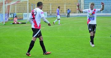 Los delanteros de Nacional festejan el gol de la victoria.