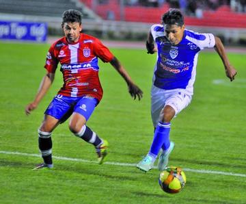 Helmuth Gutiérrez escapa con el balón ante la marca de Marcelo Gómez.