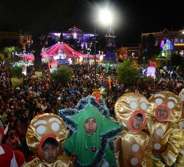 Los ñiños del coro infantil 1ro de Abril y al fondo la iluminación.