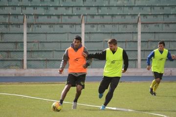 Gilbert Álvarez y Claudio Centurión en la práctica de la víspera.