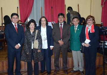 Eduardo Maldonado y Alicia Iporre (i) junto a miembros de la Sociedad Geográfica.