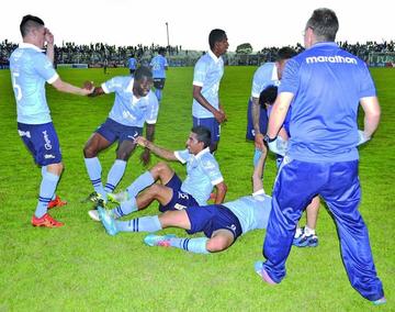 El festejo de los jugadores celestes tras el único gol convertido.