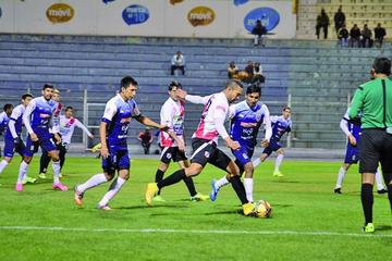 El delantero de Nacional, Tommy Tobar se alista para disparar el balón.
