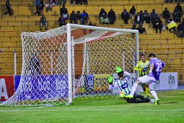 La jugada del primer gol de los lilas, Federico Flores (c) remata ante la salida del meta Viscarra (i).