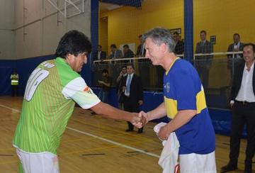 Evo Morales y Mauricio Macri durante su partido de fútbol. Foto: ABI
