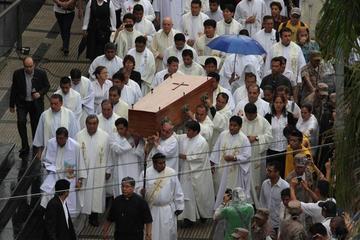 Ayer el pueblo boliviano, pese a la constante llovizna, acompañó el cuerpo del clérigo.
