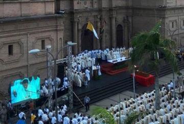 Los fieles católicos le dan el último adiós al cardenal Julio Terrazas