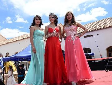 La reina Karen Mena (c) y las finalistas Alejandra Calizaya (d) y Jazmín Villanueva (i).