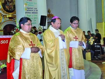 Los diáconos Ángelo (i) y Bengolea (d) junto al obispo Centellas.