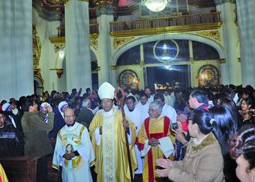 El ingreso a la Catedral del Obispo acompañado de los sacerdotes.