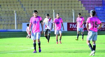 El plantel chapaco sale cabizbajo de la cancha.