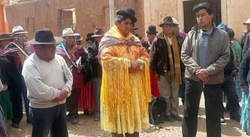 Comunarios visten a un alcalde con manta y pollera