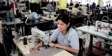 ONU: mujeres trabajan más que los hombres y ganan menos