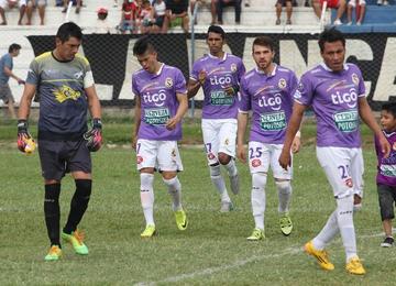 Los jugadores del conjunto lila abandonan la cancha.