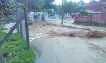 Las calles de la capital de Bolivia se convirtieron en ríos por las lluvias.