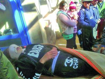 Uno de los heridos en su ingreso a emergencia.