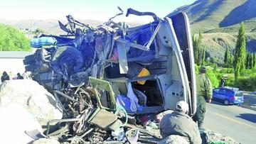 Dos personas murieron atriccionadas y apenas rescataron sus cuerpos entre los fierros del bus.
