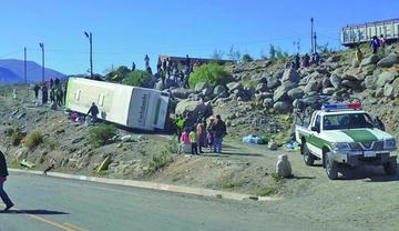 Así quedó el bus después del vuelco.