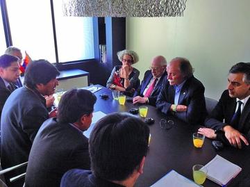 El presidente Evo Morales conversa con el equipo jurídico internacional que defiende la causa marítima.