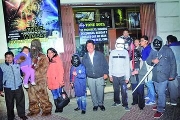 El público que llegó en gran número al cine con elementos y personajes de la saga.