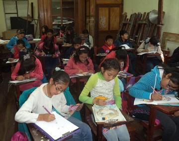 Un grupo de niños en plena práctica.