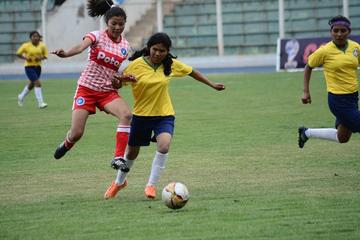 Las jugadoras rivales intentan controlar el esférico.