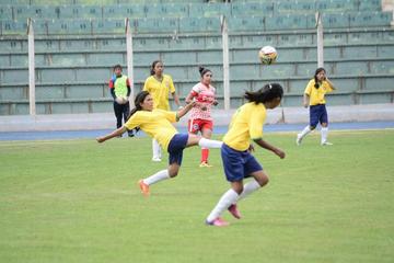 Las futbolistas de La Paz dominan la poeta.