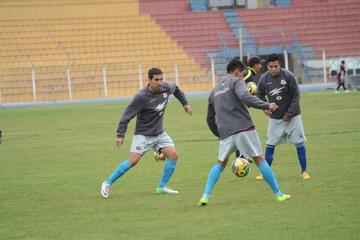 Los jugadores entrenan en el dominio de la pelota.