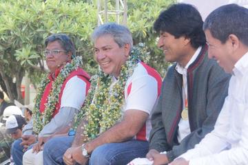Morales presenta a pilotos para el Dakar