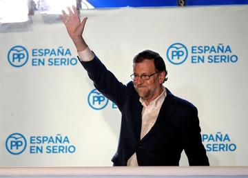 El presidente y candidato del Partido Popular a la Presidencia del Gobierno saluda a sus simpatizantes.
