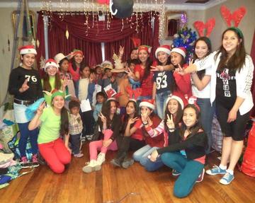 Voluntarias dan juguetes a niños