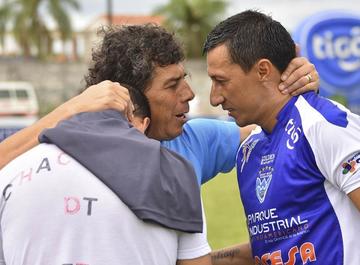 Carlos Leeb (espaldas), Víctor Hugo Andrada y Rosauro Ribero se abrazan.