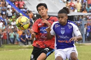 Paolo Arzabe y Leonel Morales van en busca del balón.