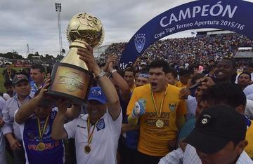 Los jugadores del cuadro warneño levantan en alto el trofeo.