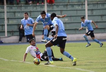 Darwin Peña (piso) observa cómo Wálter Flores (c) elude la marca mientras  Tenorio lleva el balón.