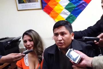 Asambleísta Sandoval pide disculpas a las mujeres en presencia de su pareja agredida 