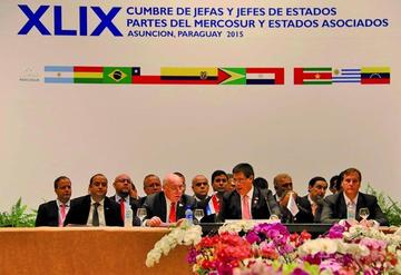 El presidente de Paraguay Horacio Cartes (2d), y el canciller de ese país, Eladio Loizaga (i), presiden la XLIX Cumbre d