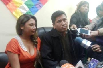 La víctima, Litsi Rasguido, junto al asambleista paceño, en conferencia de prensa, el 21 de diciembre.