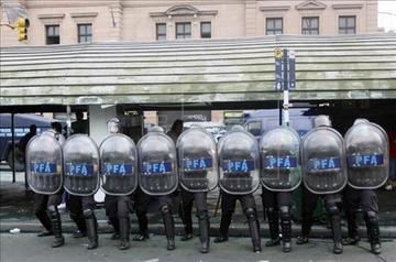 Confrontación en desalojo deja heridos en Argentina