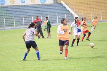 Las jugadoras se disputan el balón durante el ensayo de fútbol.