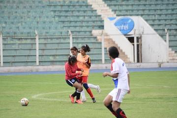 Las jugadoras se disputan el balón durante el ensayo de fútbol.