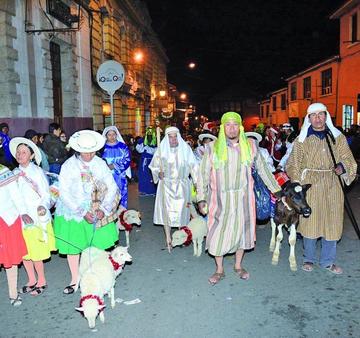 Los pastores bailaron en la fiesta y llevaron sus animalitos.
