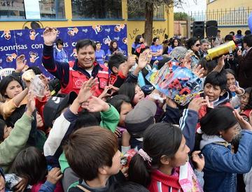 El alcalde Cervantes saluda en medio de los niños.