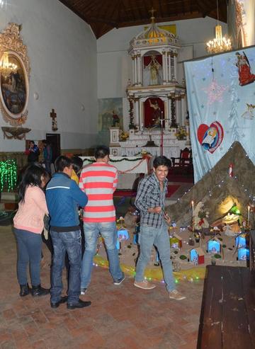Jóvenes bailan ante el nacimiento armado en La Merced.