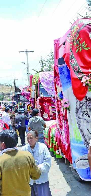 Los camiones con cargamentos.