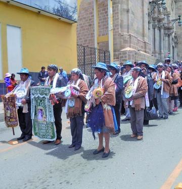 Los pasantes a su paso por la plaza 10 de Noviembre.