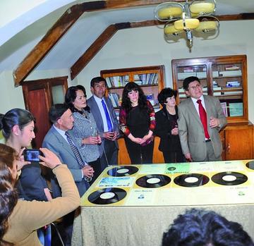 La visita a la sala de los discos y libros.