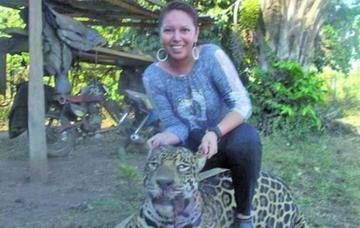 Anuncian proceso a mujer que posa con felino muerto