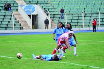 La atacante Olga Cruz marca el tercer gol para Potosí.
