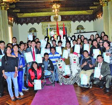 Premian a jóvenes sobresalientes